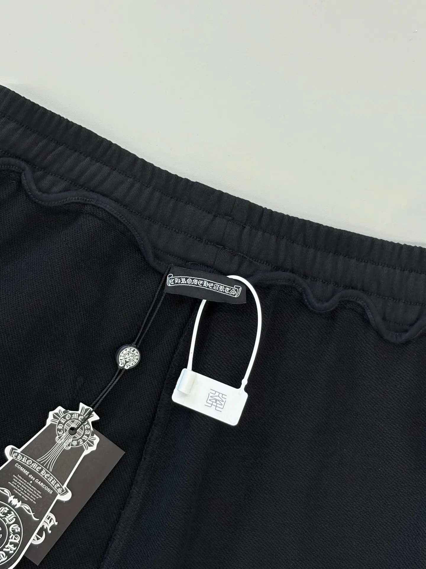 P270 [High Quality] Chrome Hearts Embroidered Horseshoe Rivets🪡+Watermark Letters‼ ️Autumn and winter straight sweatshirt trousers *Customized 420g terry cotton fabric, soft, skin-friendly and comfortable *Embroidery process: horseshoe print + rivet embroidery *A very simple and elegant classic continuation, both in terms of upper body comfort, it is unparalleled, interpreting your luxury and taste, creating your fashionable style and charm. Three complete standards. Same style for men and women. 𝐂𝐎𝐋𝐎𝐔𝐑: Black 𝐒𝐈𝐙𝐄: S-XL